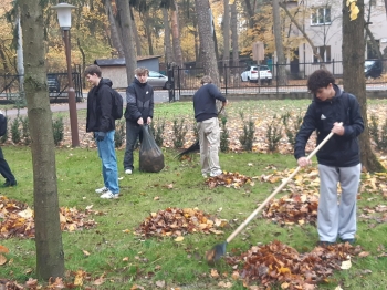 sprzątanie wokół pomnika