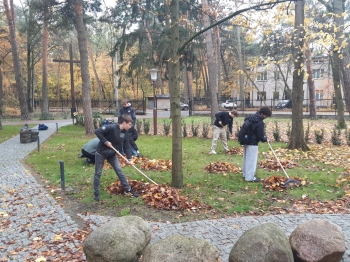 sprzątanie wokół pomnika1