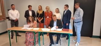 podpisanie umowy na budowę boiska szkolnego