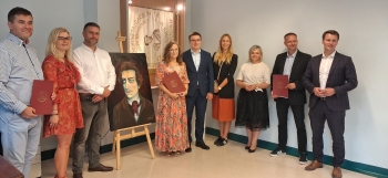 podpisanie umowy na budowę boiska szkolnego