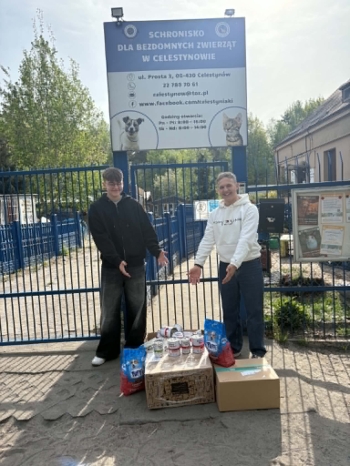 Przekazanie zebranej karmy dla zwierząt schronisku w Celestynowie